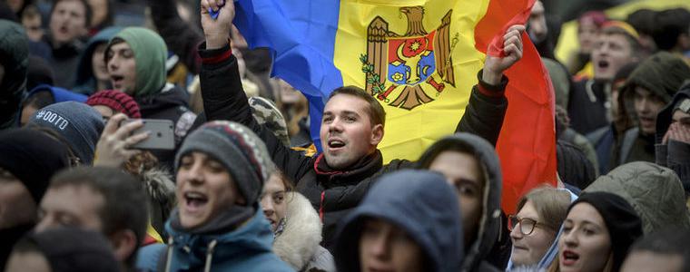Хиляди молдовци излизат на митинги "за" и "против" обединението с Румъния