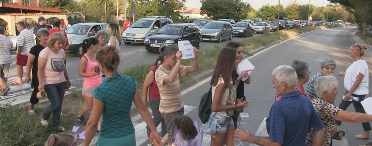 Жителите на Рилци отново блокираха пътя, в сряда ще протестират пред ВиК (ВИДЕО)