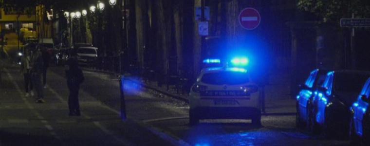 Париж, среднощ, афганистанец рани 7 души с нож