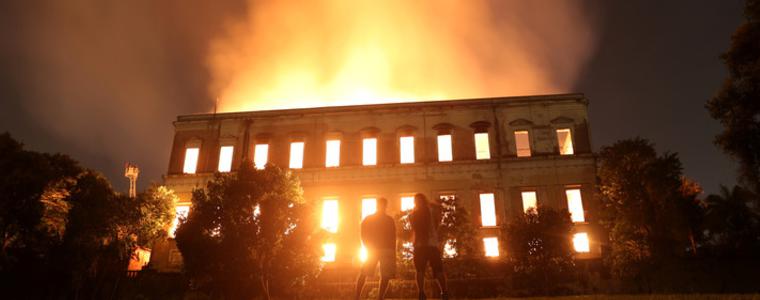 Пожарът в музея в Бразилия заради късо съединение или хартиен фенер