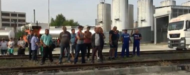 Стотици работници от "Винпром Карнобат" блокираха жп линията Бургас - София