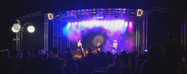Стотици тийнейджъри от Тошево се забавляваха с Дара (ВИДЕО)