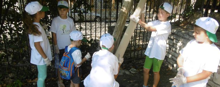 Ученици засадиха дървета в двора на СУ „Димитър Талев“