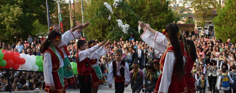 В  СУ „Димитър Талев“ откриха новата учебна година със собствен химн