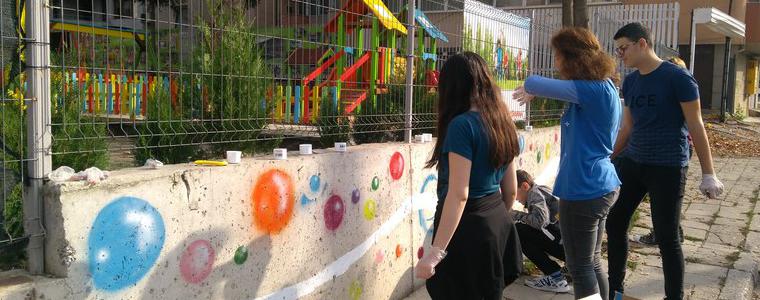 Художниците от СУ „Св. Климент Охридски“ разкрасиха оградата на детска ясла „Пролет”