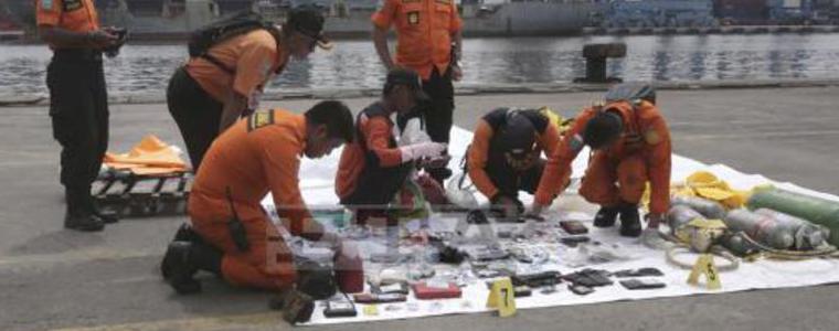 Индонезийски спасители откриха многобройни човешки останки след самолетната катастрофа