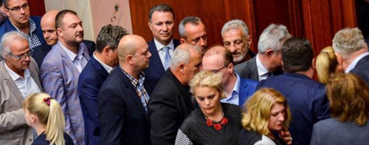 Опозиционната партия ВМРО-ДПМНЕ изключи депутати, гласували за промяна на името