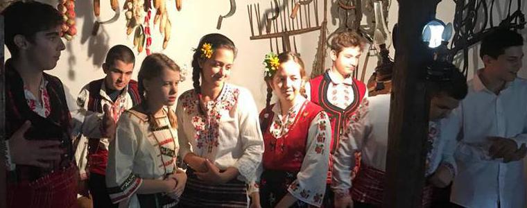 Ученици откриха сезона на седенките в Етнографската къща в Добрич
