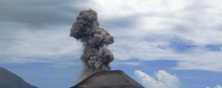 Вулкан изригна на острова в Индонезия, ударен от земетресение и цунами