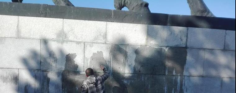 „Възраждане”-Добрич  почисти вандалските надписи от паметника на Хан Аспарух