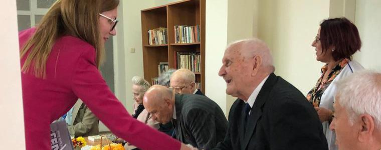 ЖГЕРБ поздрави пенсионирани учители от Дома за стари хора за Деня на будителите