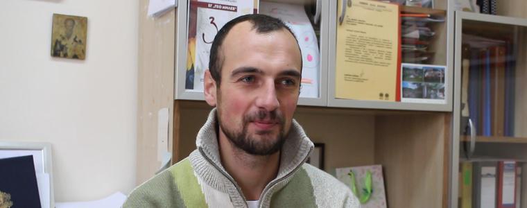 Камен Киров, преподавател по философия в ЕГ, спечели награда и донесе такава на училището (ВИДЕО)