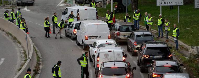 Протестиращите срещу цените на горивата във Франция блокираха петролни депа