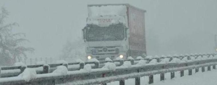 Снегът провокира три  пътни инцидента,   тирове  закъсаха на околовръстния път  