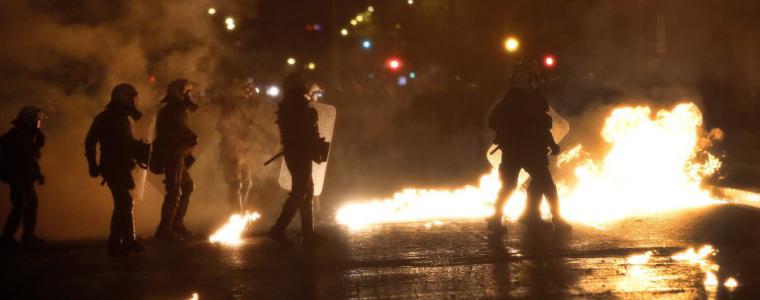 Десетки арестувани след сблъсъци на протестите в Гърция (ВИДЕО)