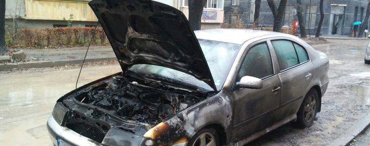 Две коли са опожарени тази нощ в Добрич 