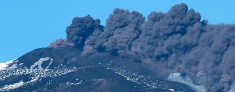 Етна продължава да бълва пепел и вулканични камъни