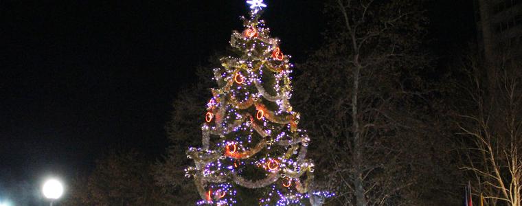 Коледната елха грейна. Дядо Коледа пристигна в Добрич с влакче (ВИДЕО)