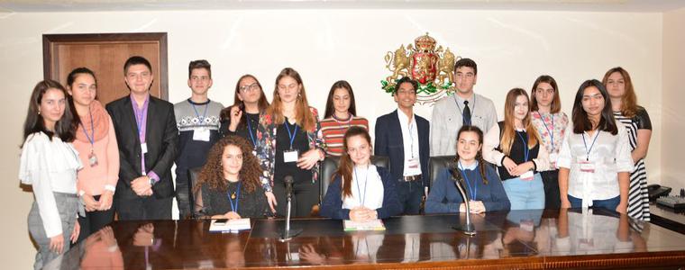 Официално представяне на младшите посланици на ЕП от СУ „Св. Климент Охридски“