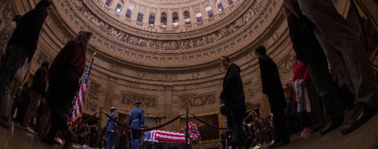 Тръмп и съпругата му отдадоха последна почит на президента Джордж Буш-старши
