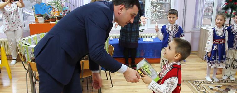 Генералтошевските деца получиха дарение от натурални сокове (ВИДЕО)