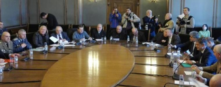 Комисията по отбрана започна със скандал заседанието за Ф-16