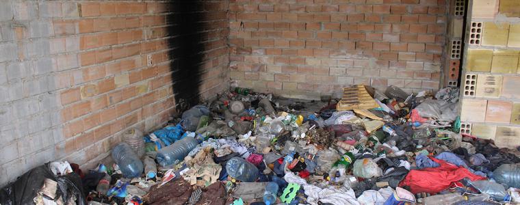 Собствениците от блок „Добрич” живеят в покрайнините на града, докато в него от години са се настанали бездомници (ВИДЕО)