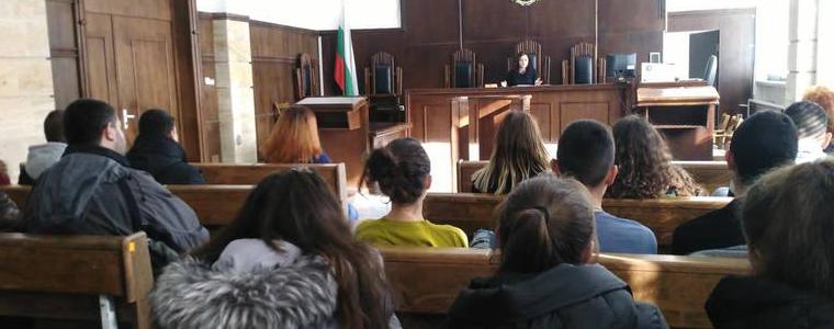 Гимназисти от Добрич се включиха в урок на тема „Трафик на хора“, проведен в Окръжния съд 