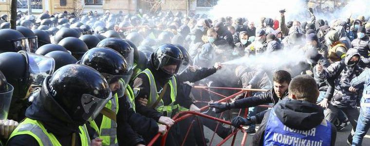 Раниха 15 украински полицаи при сблъсъци с демонстранти на предизборна проява на Порошенко