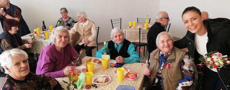 Рози за дамите от Дома за стари хора в Добрич подариха от Младежкото обединение на БСП