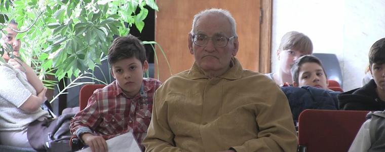 По две книги на ден чете 76-годишен добричлия - най-активният читател на библиотеката (ВИДЕО)