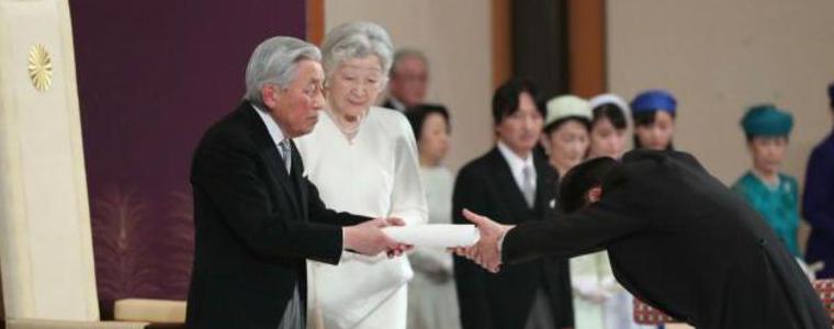 Японският император абдикира в полза на сина си