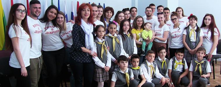 Абитуриентите от СУ „Димитър Талев” връчиха дарението на малкия Дани (ВИДЕО)