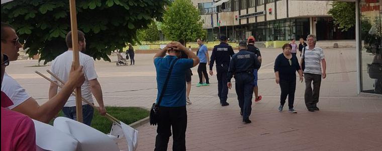 ЕВРОИЗБОРИ: Сигнал на Воля: Срам!Каракачанов  изпрати полицаи да пазят Джамбазки от хората