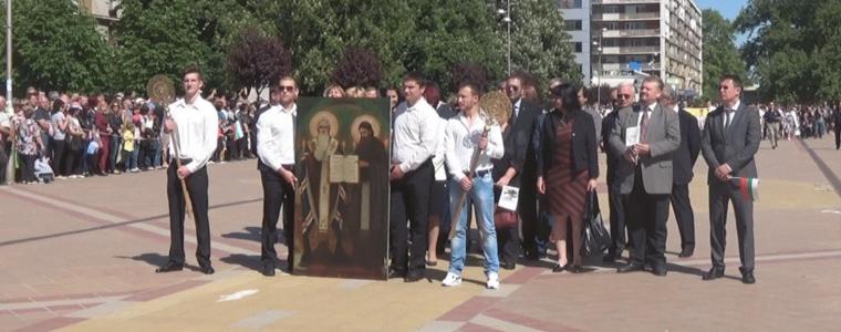 Икона на Светите братя Кирил и Методий на над 120 години повежда шествието в Добрич
