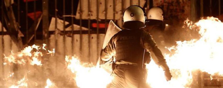 Маскирани анархисти вилняха в центъра на Атина
