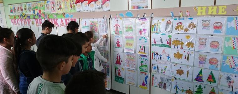 Представиха рисунки на деца в рамките на проект „Заедно учим, творим и играем“