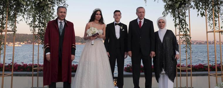 Бившият национал на Германия Месут Йозил се ожени,  а кум на сватбата беше турският президент  Ердоган