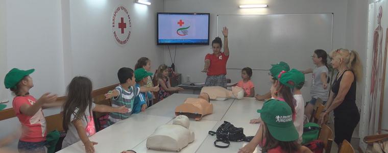 Деца от Детски летен център при НЧ "Й.Йовков" бяха на посещение в БЧК (ВИДЕО)