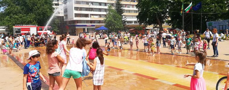 Много забавления, детски смях и усмивки в центъра на Добрич (СНИМКИ)
