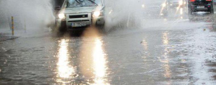 Силна буря затруднява движението по пътя София - Варна