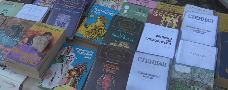 Литературни класики по 2 лв. предлага от личната си библиотека търговец на книги в Добрич (ВИДЕО)