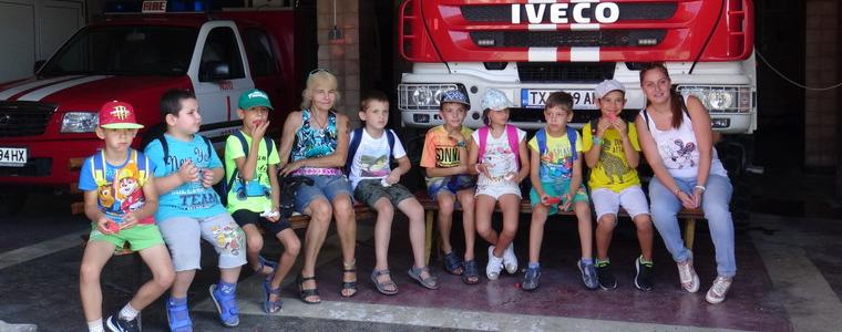 Децата от „Млади възрожденци“ се запознаха с работата на пожарникарите (ВИДЕО)