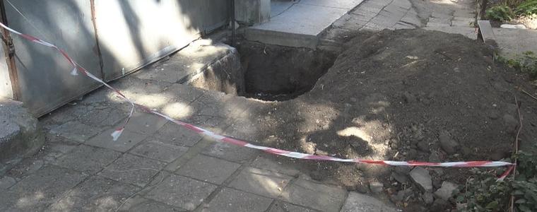 Опасен изкоп от месец пред блок в ЖК „Христо Ботев“, запълват го днес (ВИДЕО)