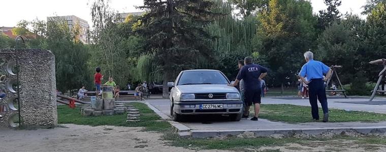 Пиян водач „паркира” колата си на площадка в градския парк