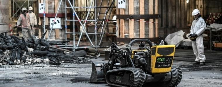 Почистват от олово площада пред "Нотр дам"