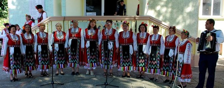Фолклорният празник-събор „Славеи пеят в Пчеларово" се проведе в тошевското село