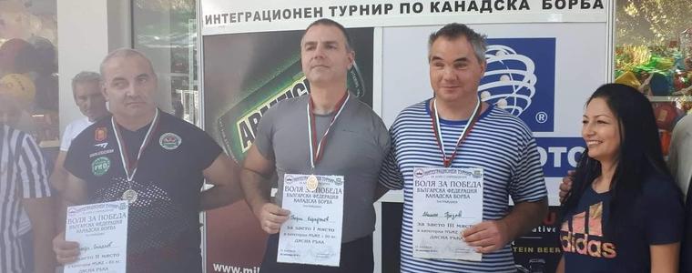 КАНАДСКА БОРБА: Състезателите на „Хищник” със сребро и бронз от турнир в Кърджали