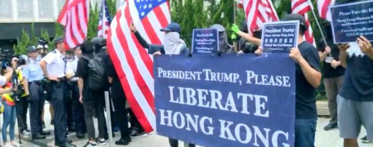 Протестиращи в Хонконг развяват знамена на САЩ и призовават Тръмп да ги освободи