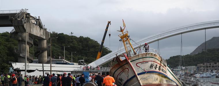 Десетки ранени и шестима хванати в капан при срутването на мост в Тайван 